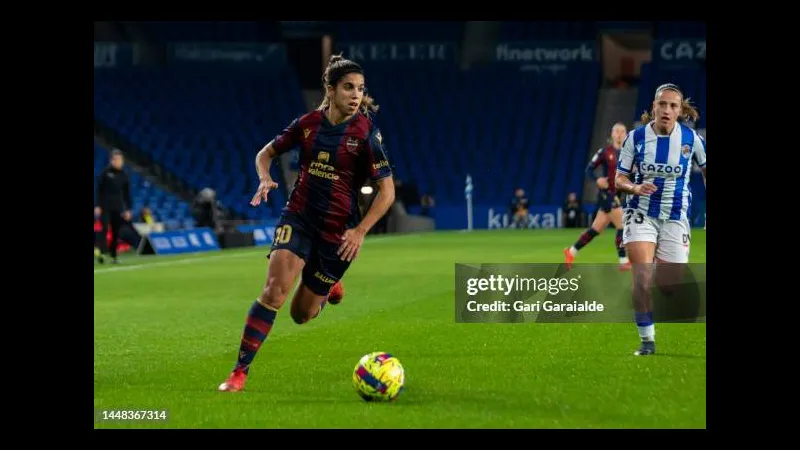 Cầu thủ Levante đang tung cú sút mạnh vào khung thành của Real Sociedad Cầu thủ Levante đang tung cú sút mạnh vào khung thành của Real Sociedad